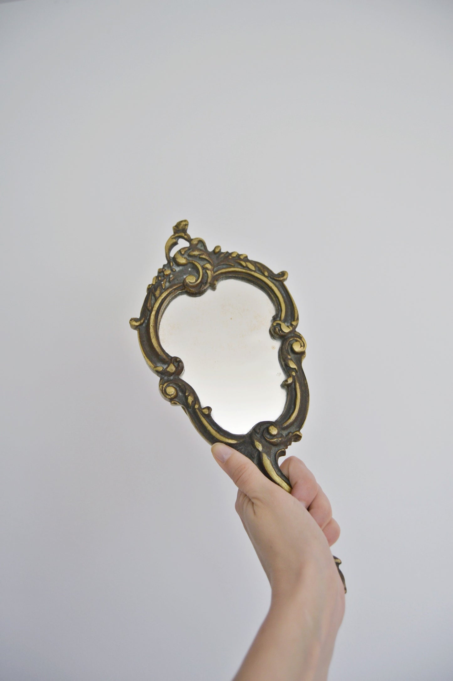 Miroir à main rocaille doré