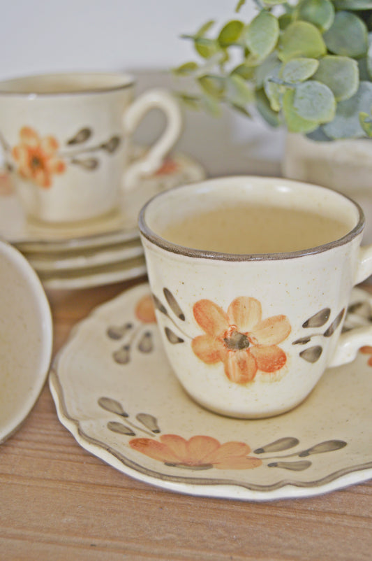 Ensemble tasses à café et leurs soucoupes