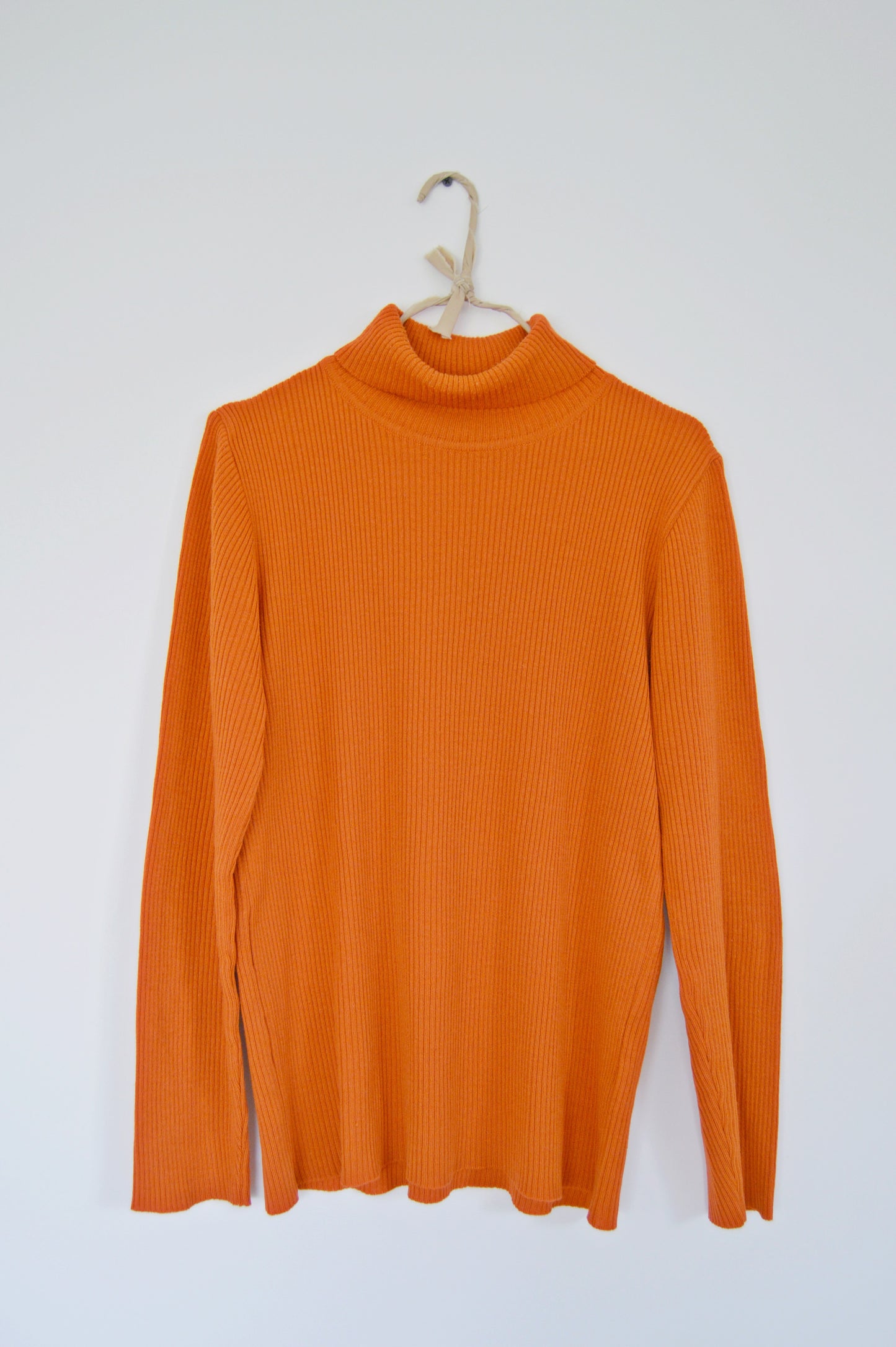 Pull col roulé côtelé orange/rouille Taille 40